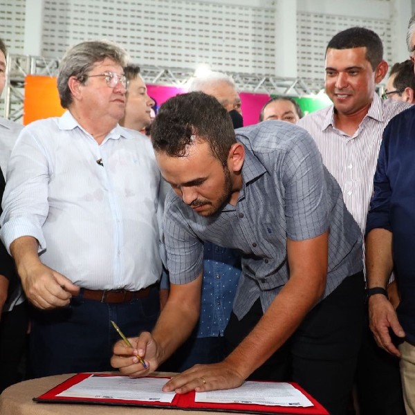 Ao lado do Governador, Prefeito Vicente Neto participa da assinatura da ordem de serviço para construção de rodovia